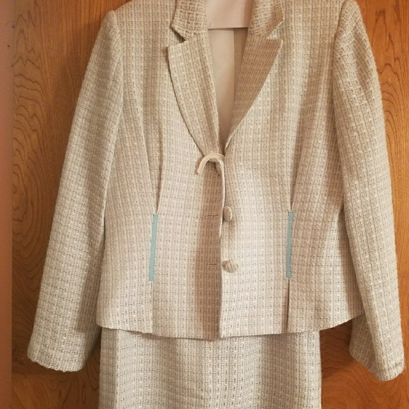 Suit - Picture 1 of 4